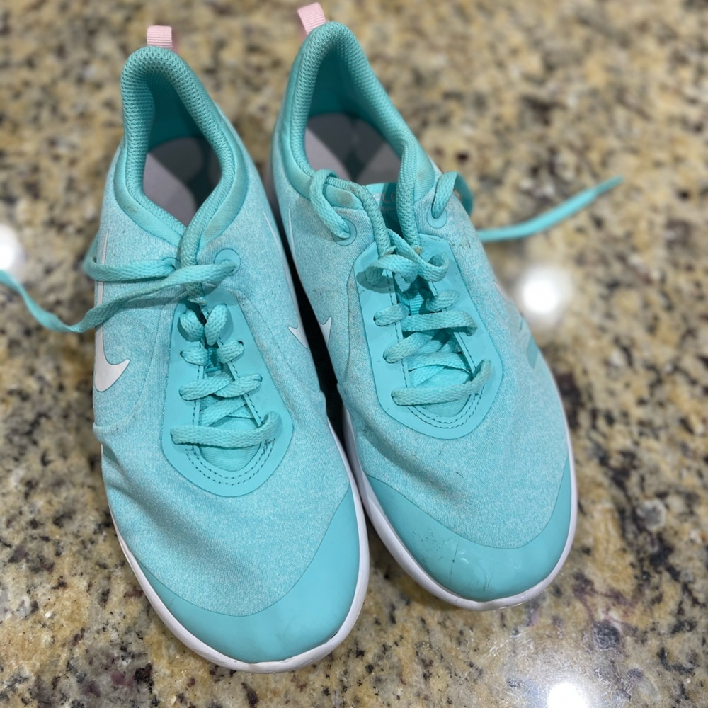 Girls size 5 Nike Shoes